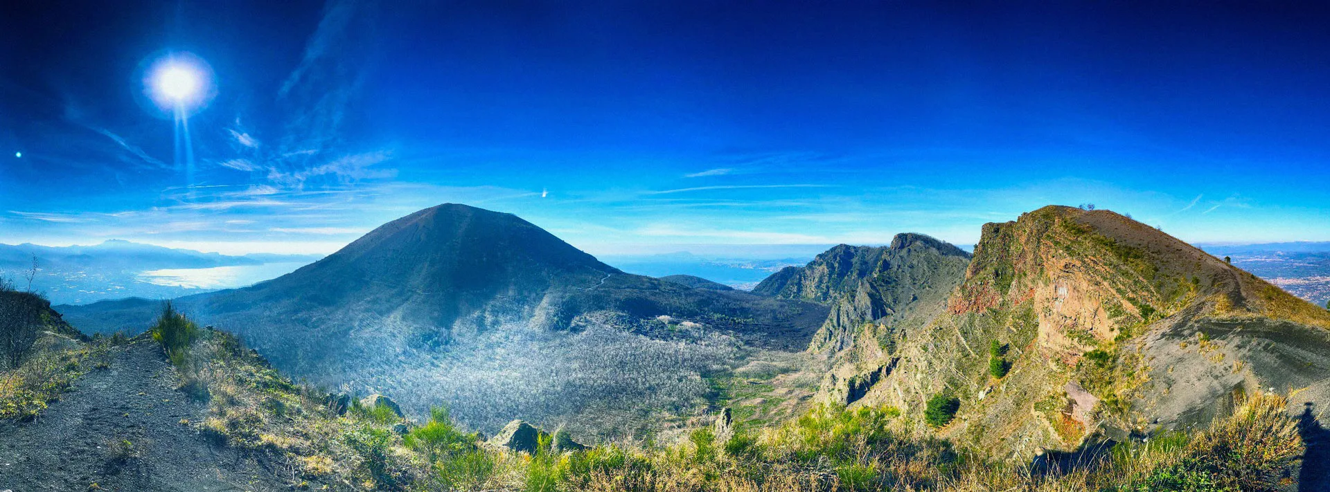 Il cratere del Vesuvio e il Golfo di Napoli visti dal sentiero del Parco Nazionale